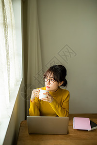 居家喝咖啡办公的女性形象图片