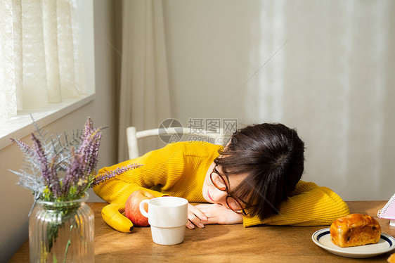 趴在桌上睡觉的女人图片