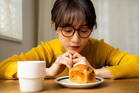 吃早餐的女人图片