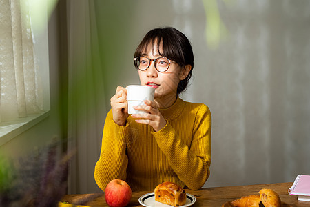 吃早餐喝咖啡的宅女图片