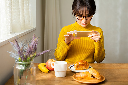 拍美食照片的宅女图片