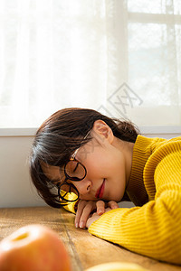 趴在桌上睡觉的女人图片