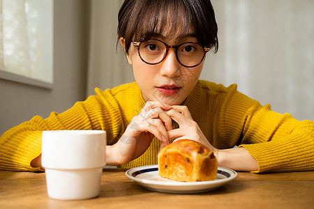 吃早餐的眼镜女孩图片