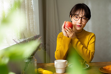 居家休闲的女生在精致的吃早餐图片