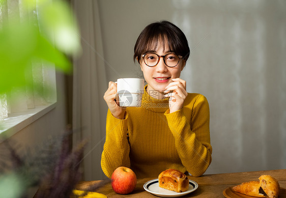 居家休闲的女生在精致的吃早餐图片