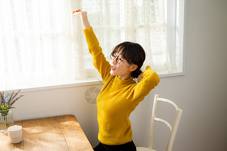 伸展身体的居家宅女图片