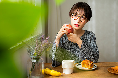 眼镜女孩早晨吃早餐图片