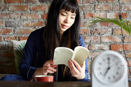 女生时髦半身照女人早上生活方式图片