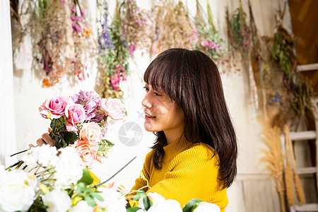 手拿鲜花的女性图片