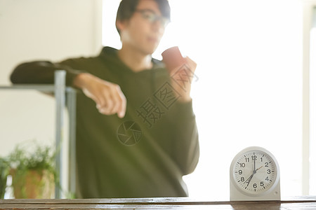 早起的青年男性图片