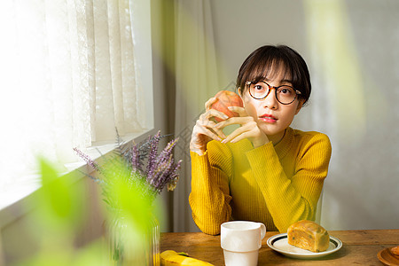 吃苹果的女性图片