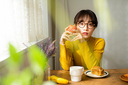 吃早饭的女性图片