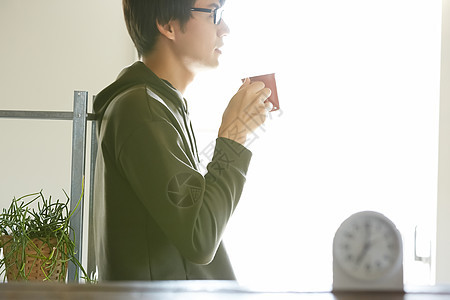 喝水的男性图片