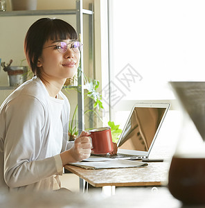 居家休息办公的女性图片