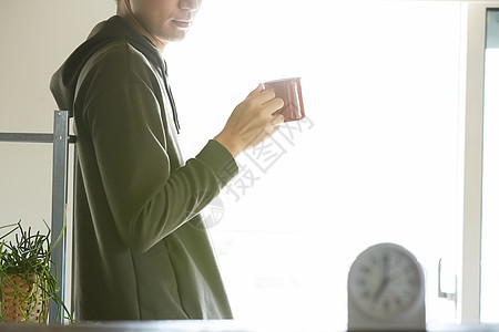 早上喝水的男士图片