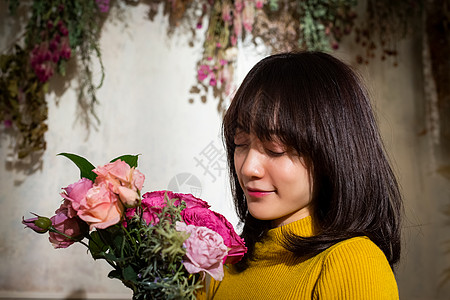 抱着鲜花美女背景