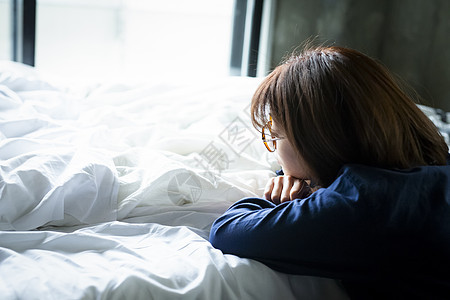 独自生活在房间的女人图片