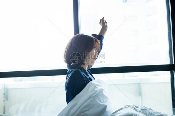 窗边女人起床的生活图片