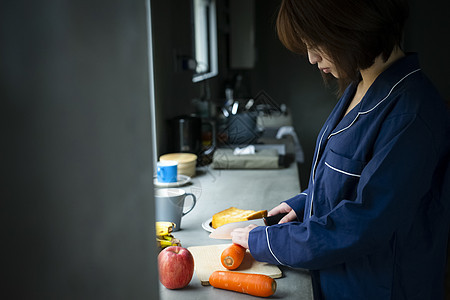 休假的女人做早餐图片