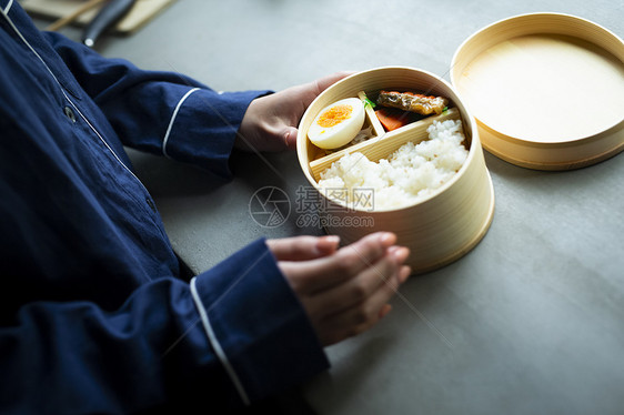 女子准备午餐便当图片