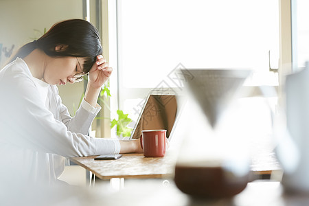 白天用笔记本电脑思考的女人图片