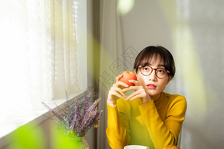 房间戴眼镜的女人生活用餐图片