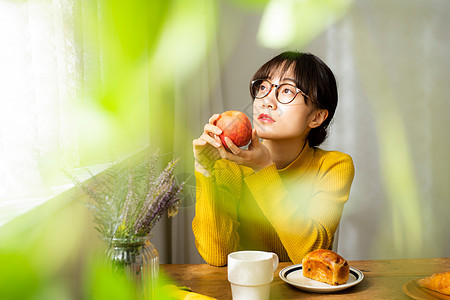 房间戴眼镜的女人生活用餐图片