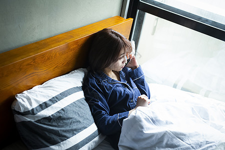 在床上的女孩打电话图片