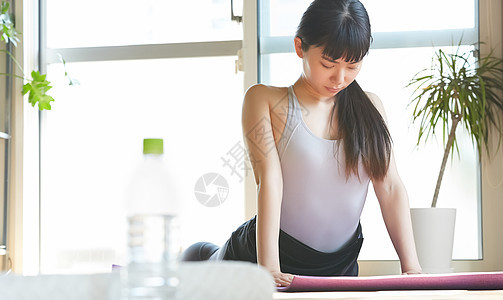 做瑜伽的年轻女人图片