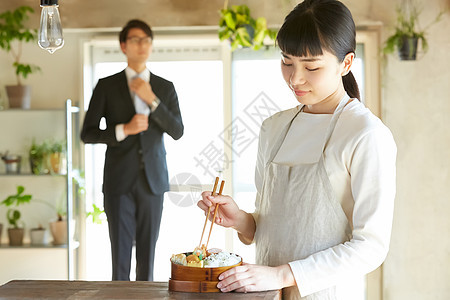 自制午餐的年轻女人图片