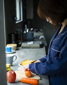 年轻女人准备做早餐图片