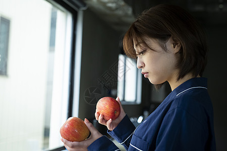 年轻女人准备做早餐图片