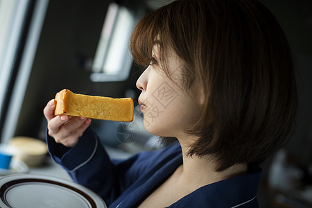 女子吃早餐图片