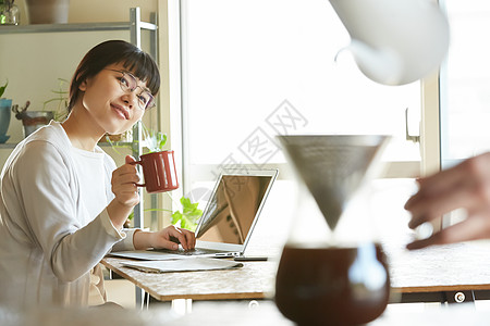 我们结婚居家办公的女性背景