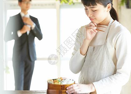 制作美食的家庭主妇图片