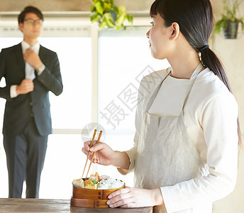 制作美食的家庭主妇图片