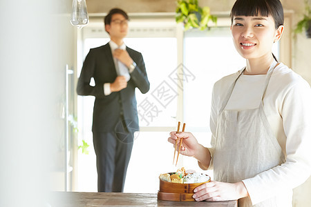 制作美食的家庭主妇图片