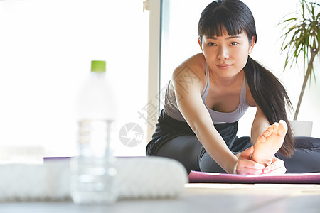 练习瑜伽的年轻女孩图片