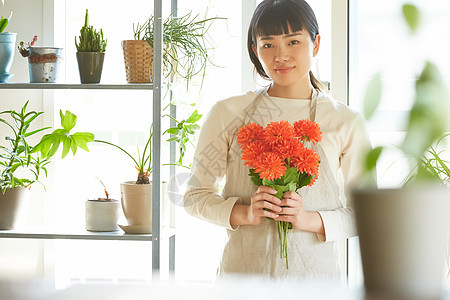 家庭主妇在家手拿着鲜花图片