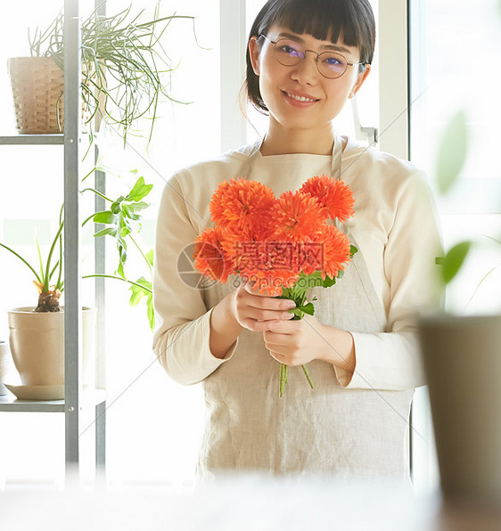 手拿鲜花的年轻女孩图片