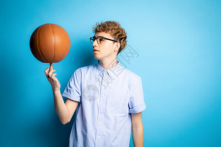 手指篮球的年轻人图片
