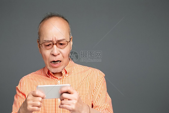 老年人开心的玩手机图片