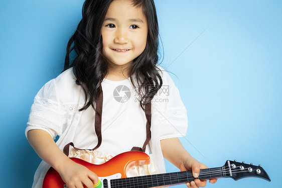 手拿吉他演奏的小女孩图片