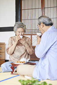 老年夫妇聊天喝茶图片