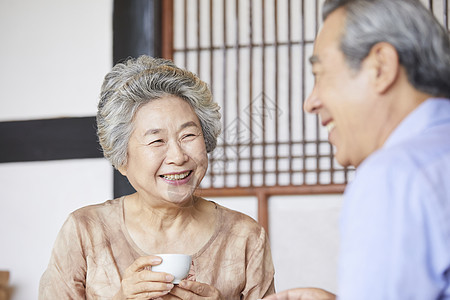 老年夫妇聊天喝茶图片