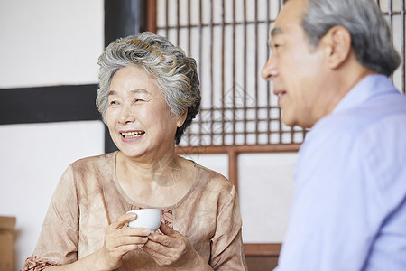 老年夫妇聊天喝茶图片