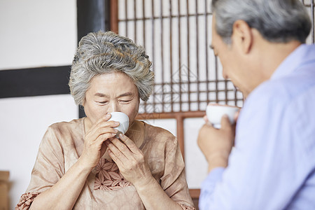 老年夫妇聊天喝茶图片