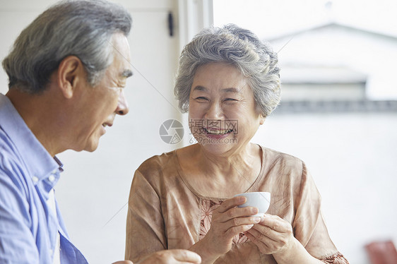 老年夫妇聊天喝茶图片