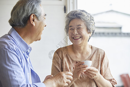 老年夫妇聊天喝茶图片