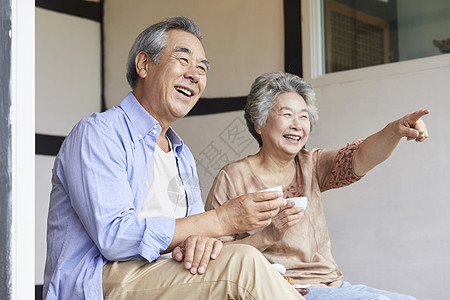 老年夫妇聊天喝茶图片